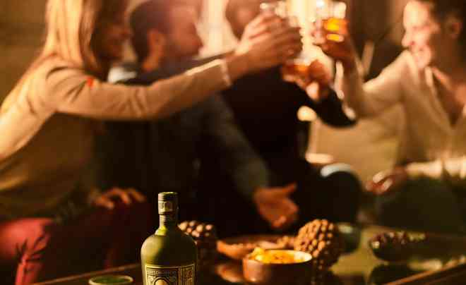 Diplomático Reserva Exclusiva s přáteli