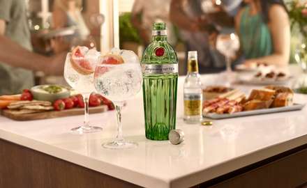 Tanqueray gin s drinkem z Fever-Tree a jídlem 