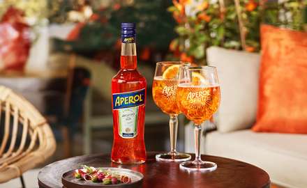 Aperol Spritz ve skelnicích + flaška Aperolu