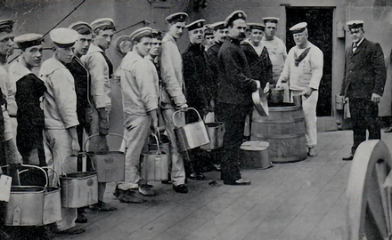 Námořníci čekající na příděl rumu